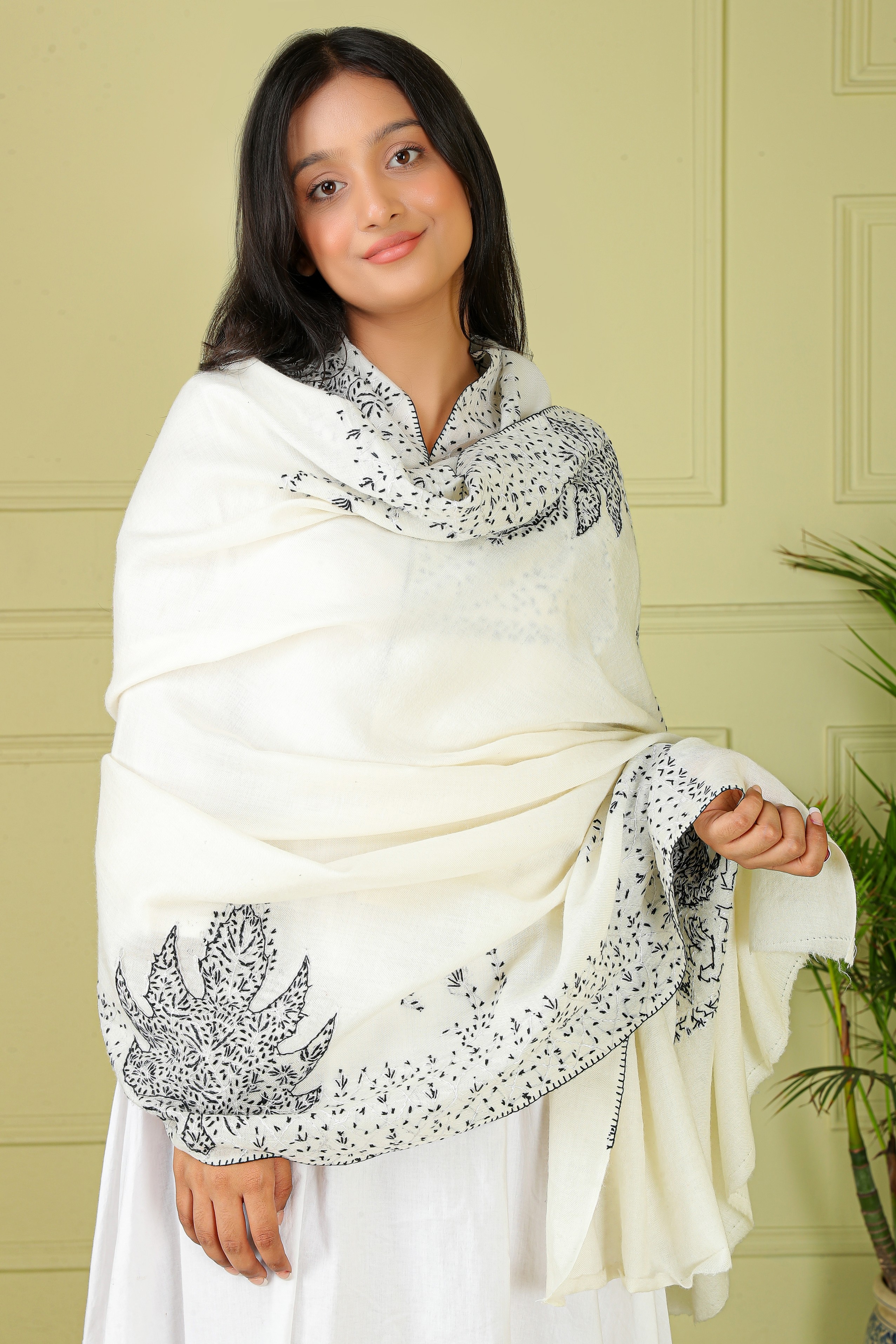 Sozi Women Hand Embroidery Shawl white