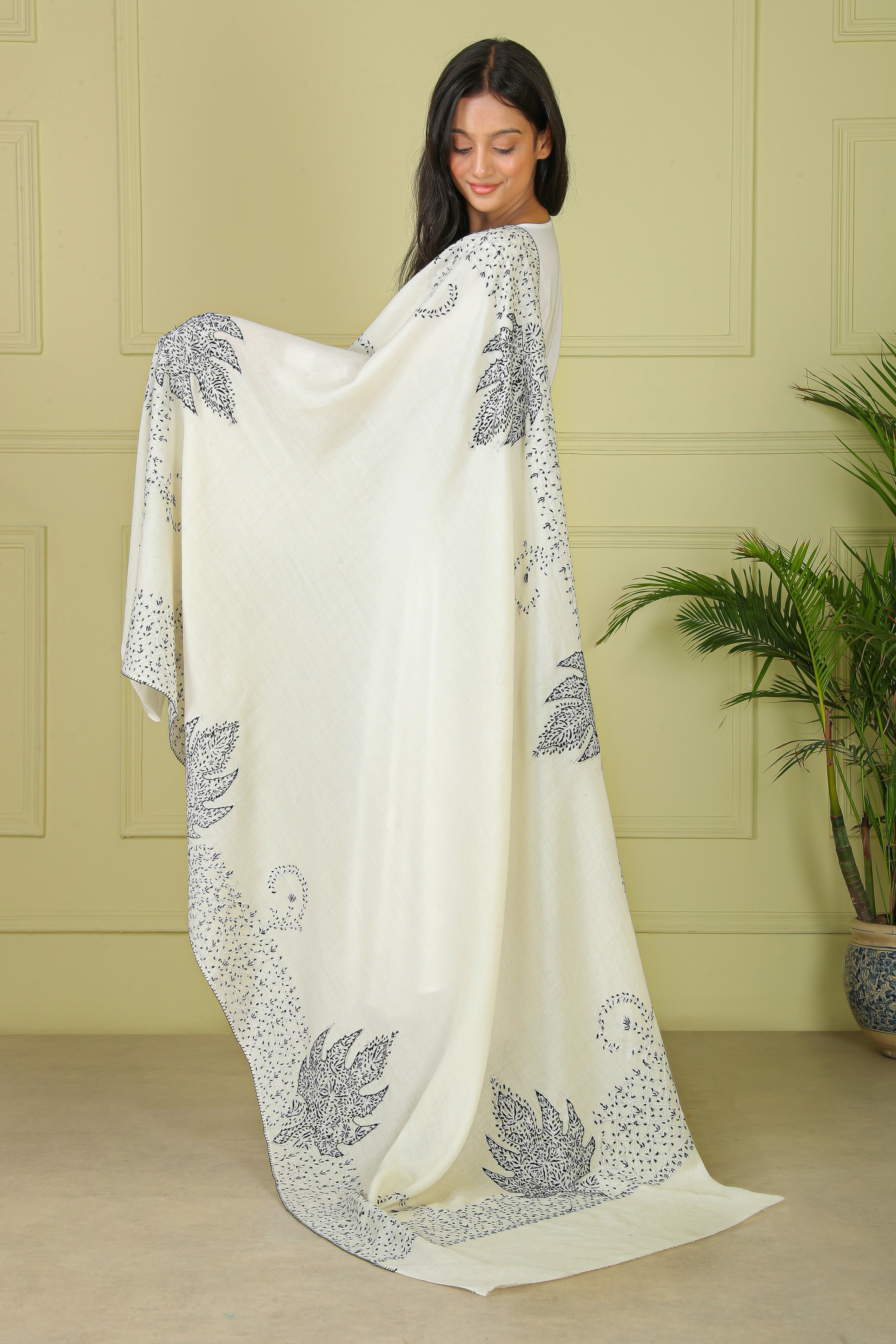 Sozi Women Hand Embroidery Shawl white